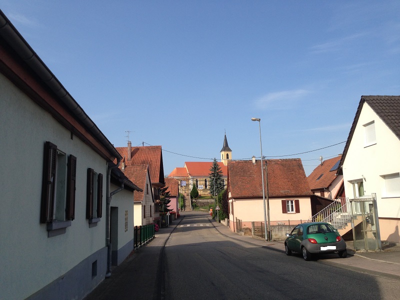 Rue et église catholique